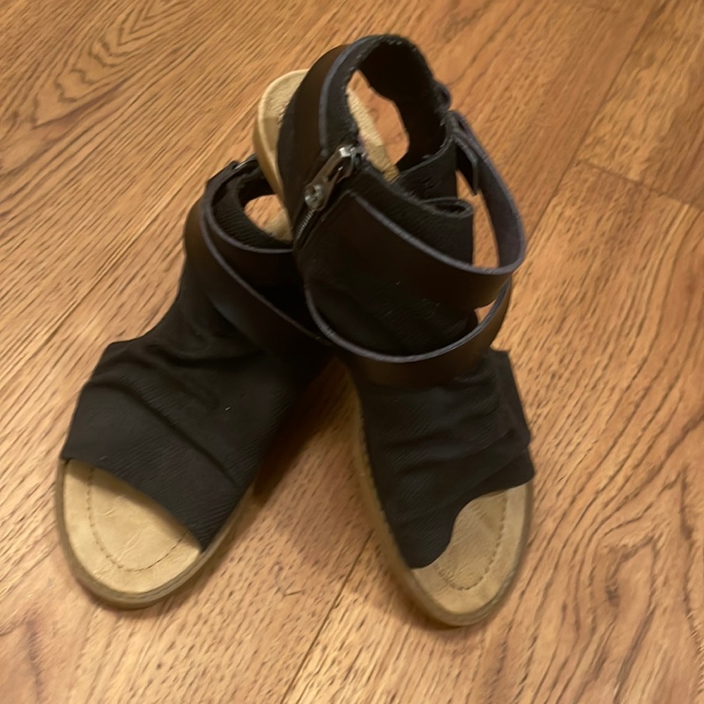 Blowfish Beauty sandal - never worn